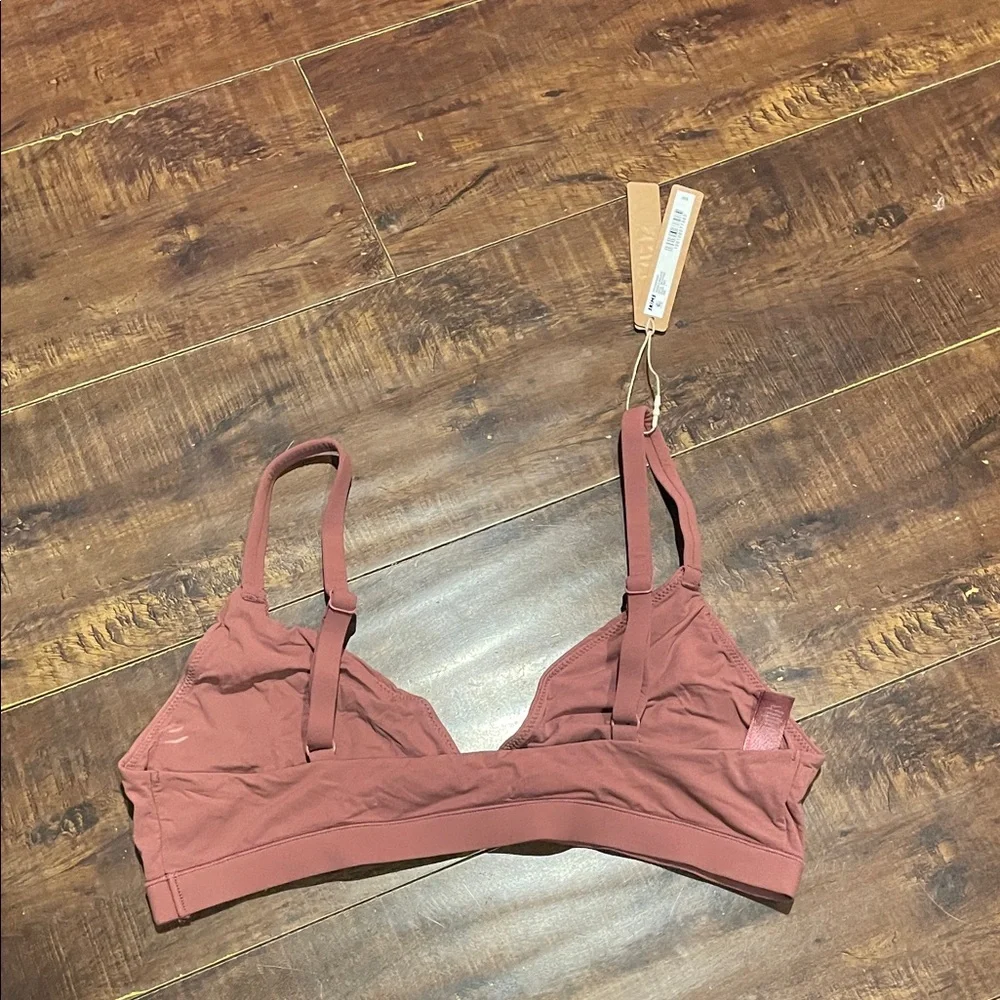 SKIMS
Fits Everybody Triangle 
Bralette - Picture 4 of 5